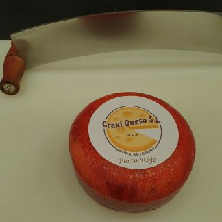 Queso pesto rojo kilo, queso gouda Holandés artesano con pesto rojo hierbas pequeña rueda de queso gouda de granja con un peso de ±1000 gramos