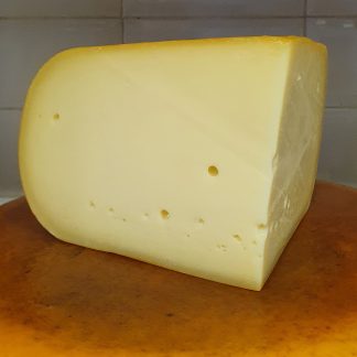 1 kilo de Gouda semicurado , queso Gouda artesanal holandés DOP. Gouda de granja, elaborado con leche cruda de vaca.