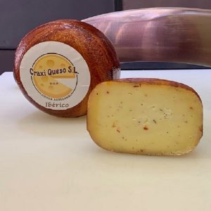 Queso hierbas ibéricas kilo rueda, Este queso Gouda artesano contiene hierbas ibéricas y trozos de tomate seco elabora con leche cruda de vaca en la granja quesera de Holanda.