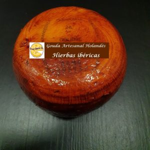 Queso hierbas ibericas medio kilo, Este pequeño queso gouda de 500gr se elabora siguiendo el método tradicional con leche cruda de vaca en la granja quesera de Holanda.