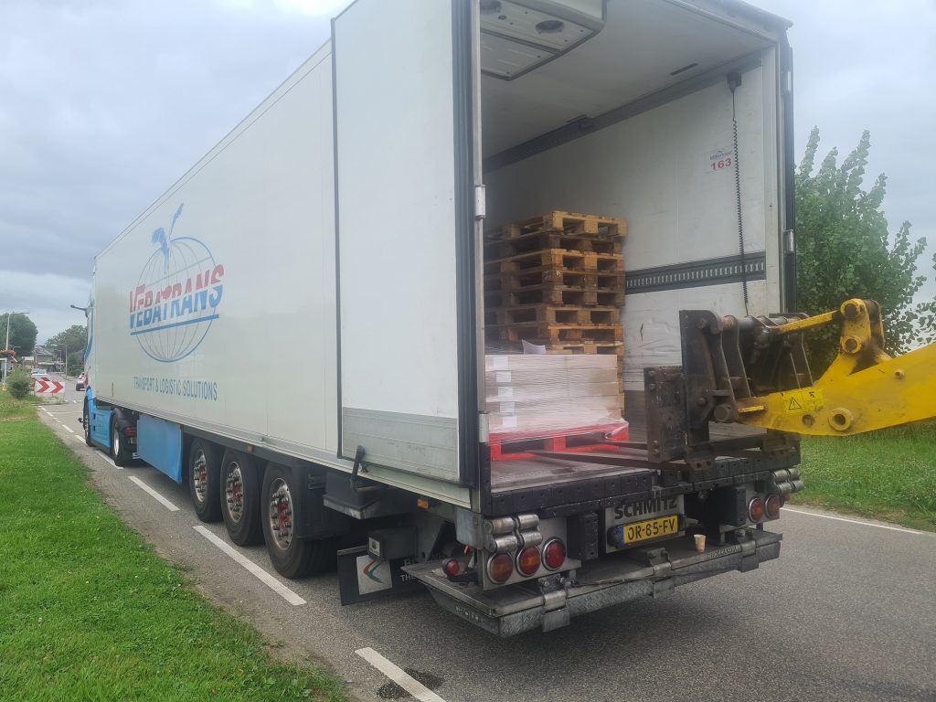 Transporte refrigerado de nuestro Gouda artesano desde Holanda cargado para su transporte de camino a la tienda Craxi en el centro de málaga