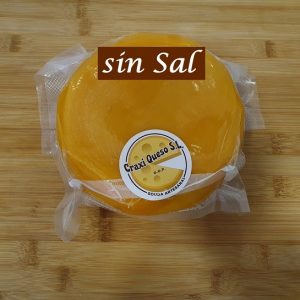 Kilo de queso sin sal. Queso Gouda semiduro artesanal elaborado con leche cruda de vaca para una dieta baja en sodio Pequeña rueda de queso Gouda de aproximadamente 1 kg.