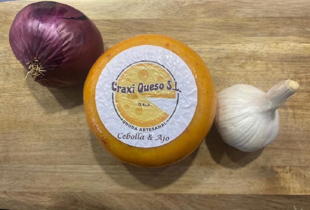 Queso ajo de Craxi es una queso Gouda artesanal holandés con varias hierbas como pimentón, jengibre, rábano picante y cebolla, lo que le da un sabor único