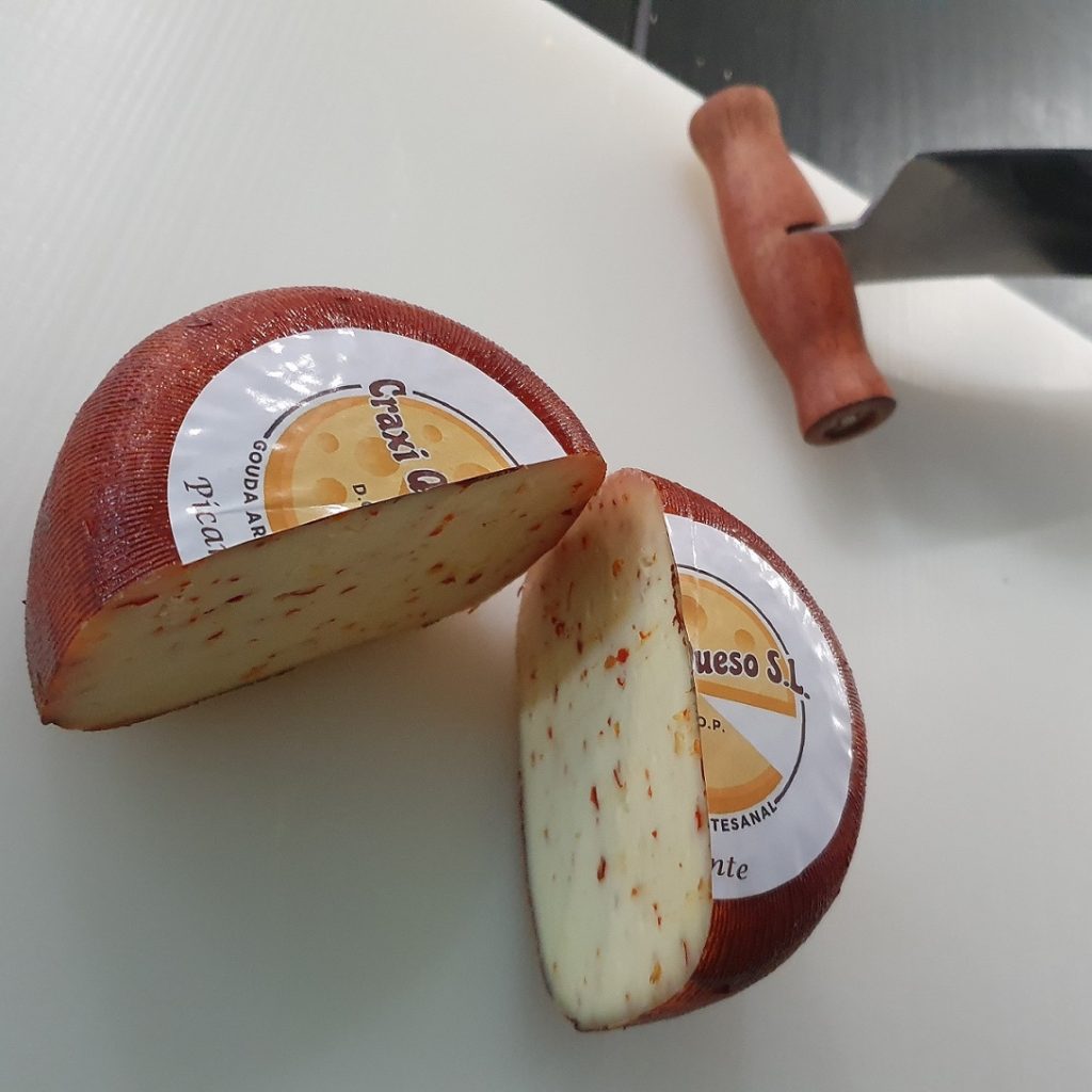 Queso chile picante de Craxi se elaborado siguiendo el método tradicional con leche cruda de vaca en la granja quesera de Países Bajos