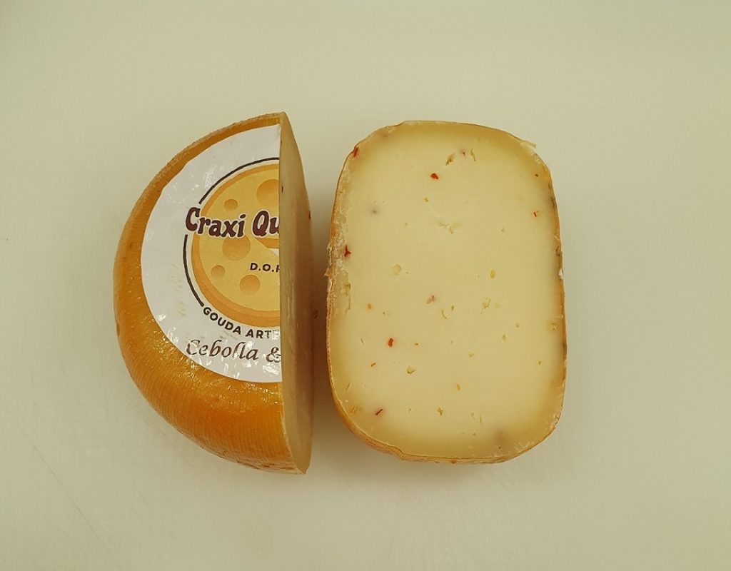 Este queso cebolla artesanal también contiene ajo, pimienta, jengibre y rábano picante. Por 9,60 € cada uno puedes comprar este delicioso queso Gouda artesano elaborado de leche cruda de vaca