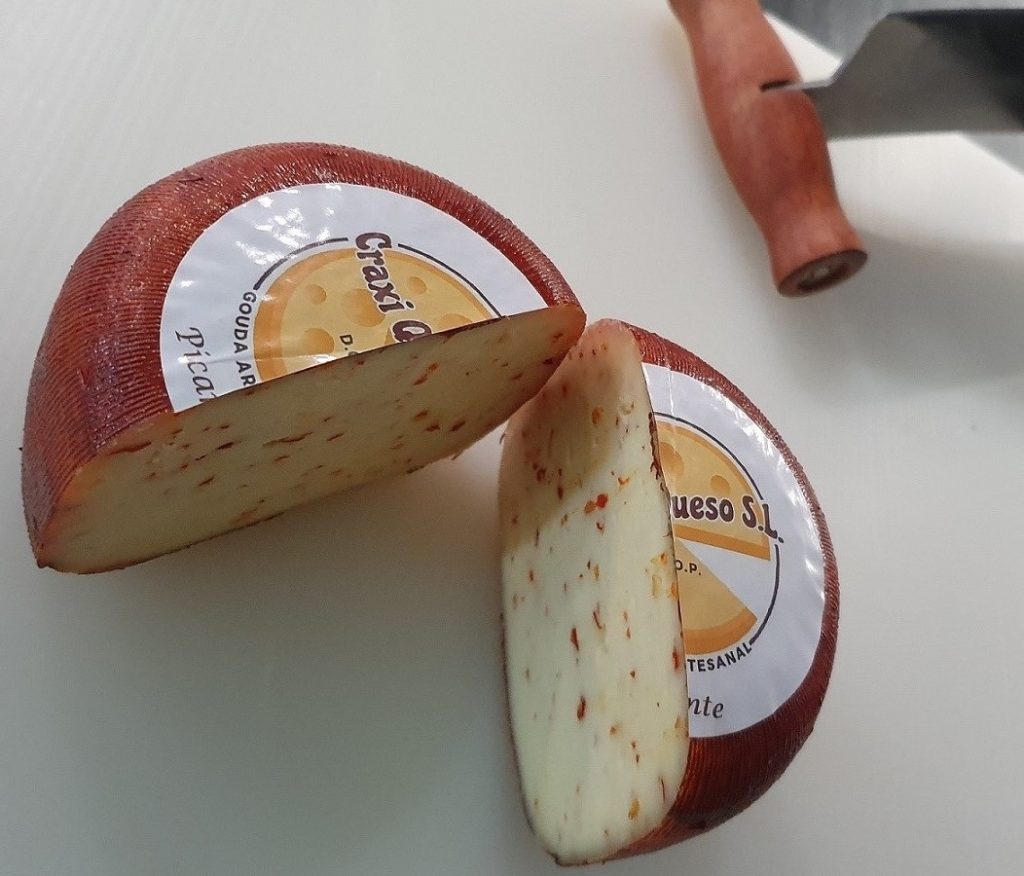 Por sólo 9,60€ cada uno podrás comprar este delicioso queso picante. Queso Gouda artesanal de leche cruda de vaca con chiles