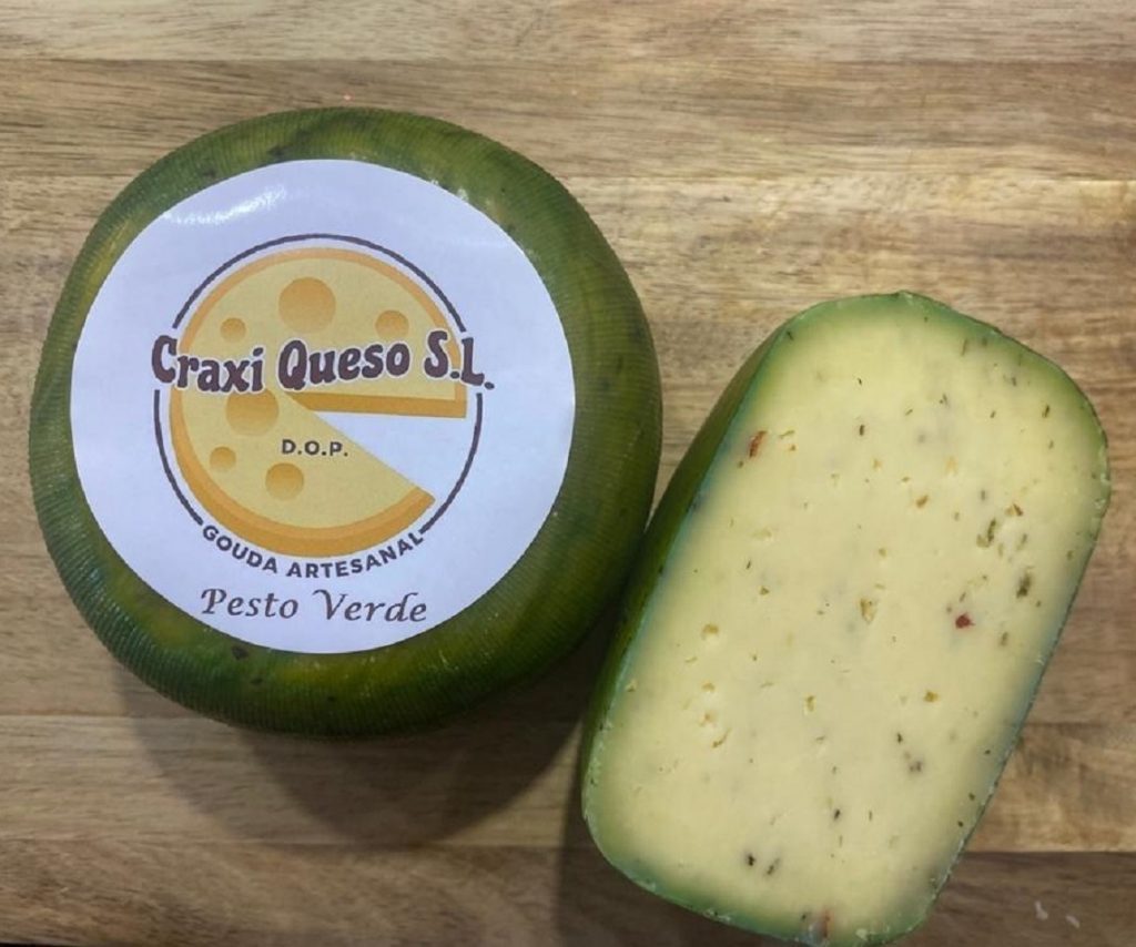 Pídenos online este delicioso queso pesto. Por sólo 9,60€ cada uno podrás comprar este delicioso pequeño queso Gouda artesano con hierbas de pesto verde