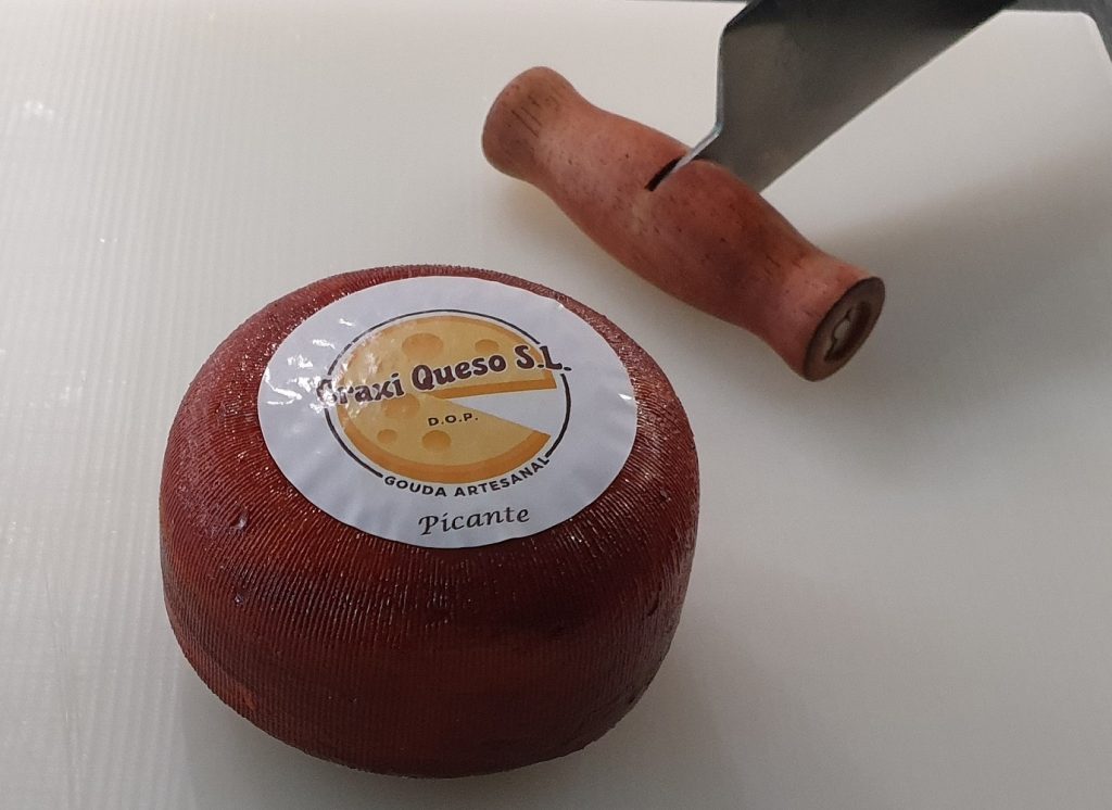 Por sólo 9,60€ cada uno podrás comprar este delicioso queso picante - Pídenos online este delicioso queso Gouda picante con chiles elaborado de leche cruda de vaca