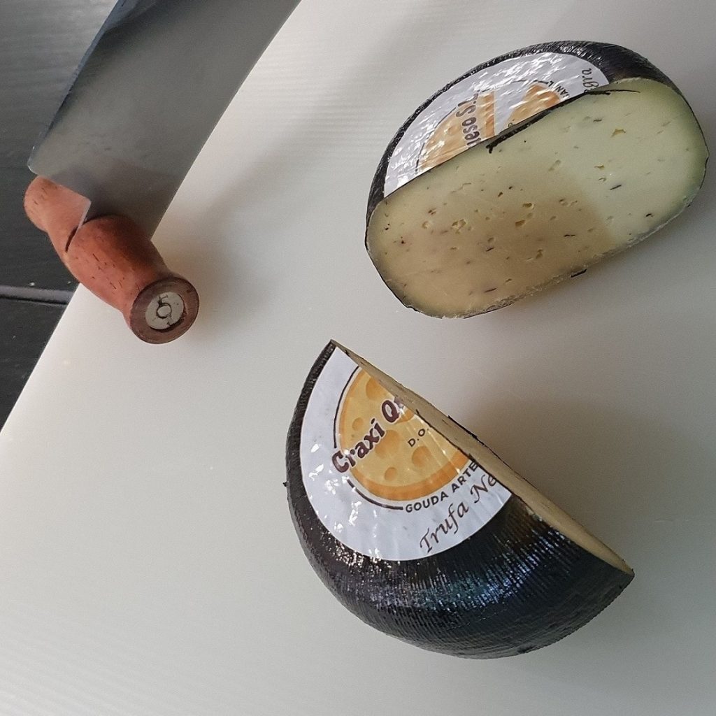 Pídenos online este delicioso queso trufa. Por sólo 11,75€ cada uno podrás comprar este delicioso pequeño queso Gouda artesano con trufa negra de verano