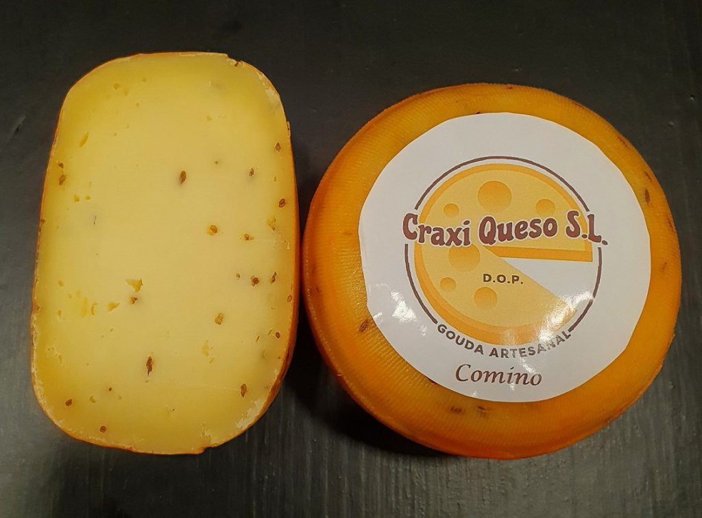 Por sólo 9,60€ cada uno podrás comprar este delicioso queso comino. Queso Gouda artesanal de leche cruda de vaca con semillas de comino