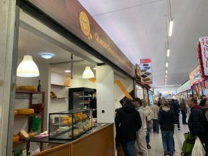 Tienda de quesos con queso artesanal en el Mercado de Huelin Málaga