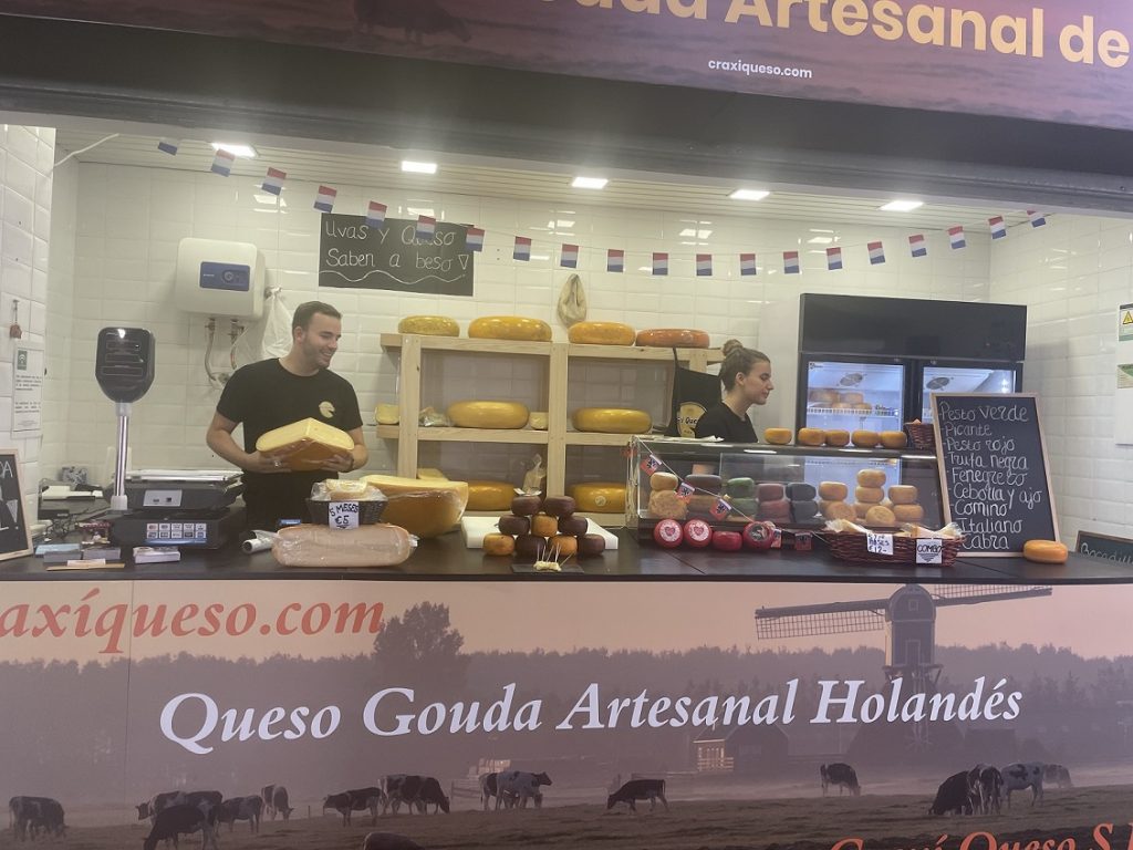 Tienda de quesos situada en el Mercado de la Merced en el centro de Málaga especializada en auténtico queso de granja Gouda holandés de leche cruda