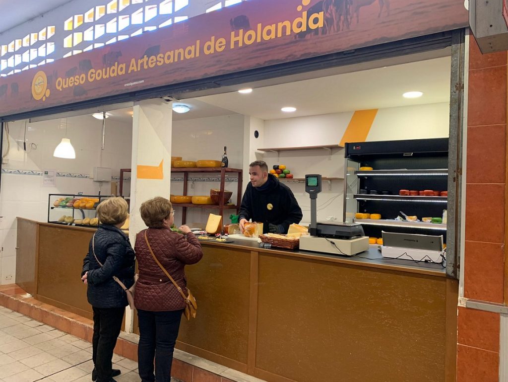 Tienda de quesos situada en el Mercado de Huelin en el barrio de Huelin de Málaga especializada en auténtico queso de granja Gouda holandés de leche cruda