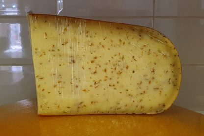 Queso con comino. Un kilo de queso Gouda artesanal con semillas de comino
