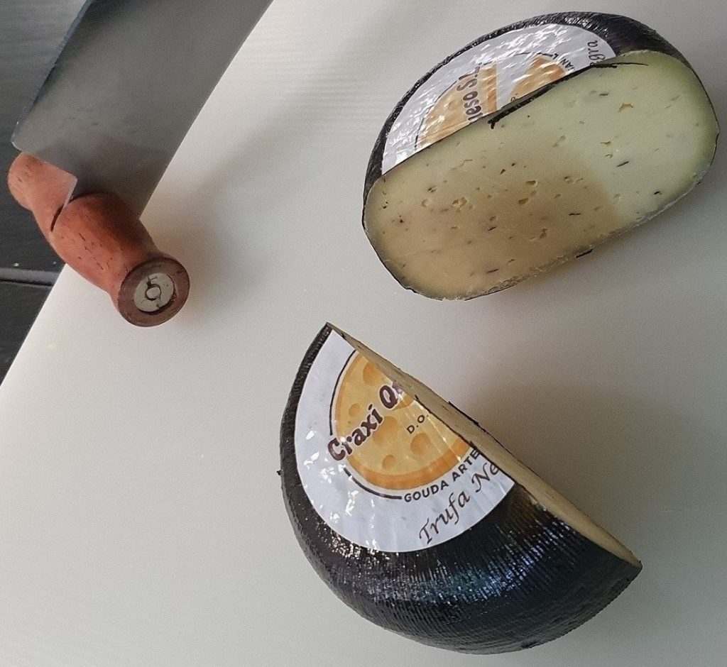 Queso de leche entero de vaca con trufa negra. Quesos Gouda Artesanos de Holanda en España en Craxi Queso en Málaga y online.
