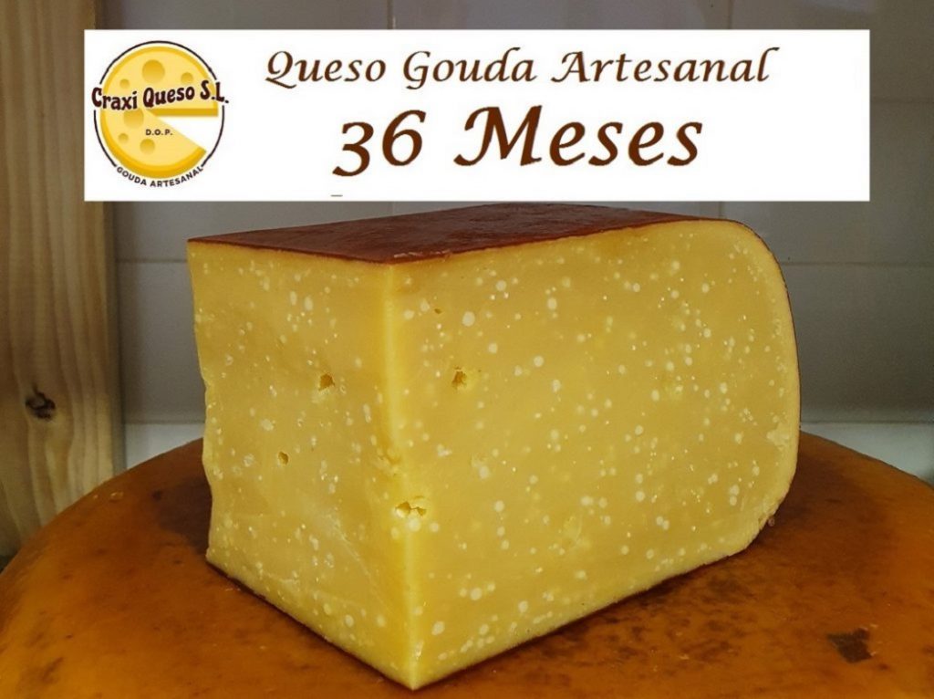Precio de queso viejo de leche de vaca sin pasteurizar. Queso artesanal elaborado con leche cruda de vaca y curado durante 36 meses