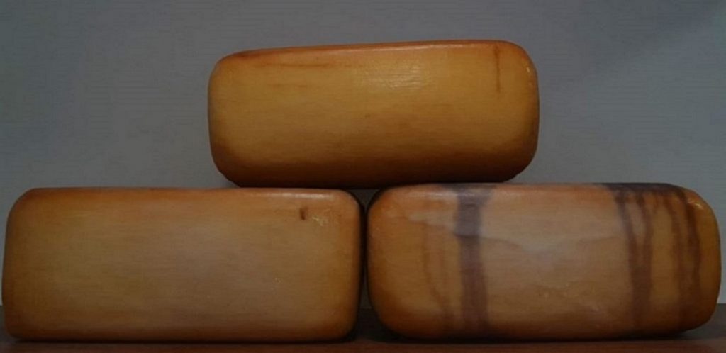 Nuestros quesos ahumados son ahumados de forma artesanal. Queso ahumado a partir de leche cruda de vaca