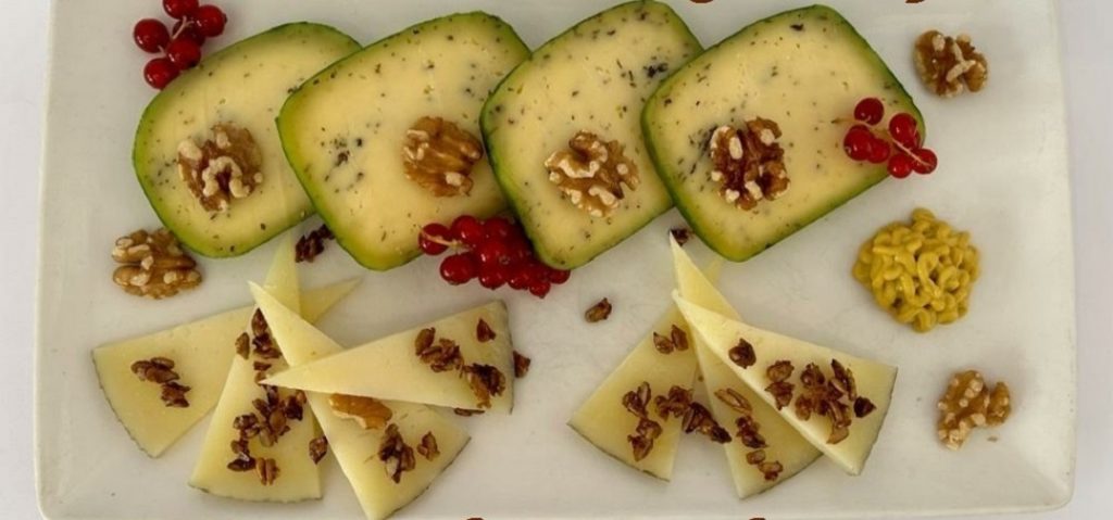 Ideas para una tabla de quesos con sabores. Gouda artesanal de Craxi con pesto verde y Manchego