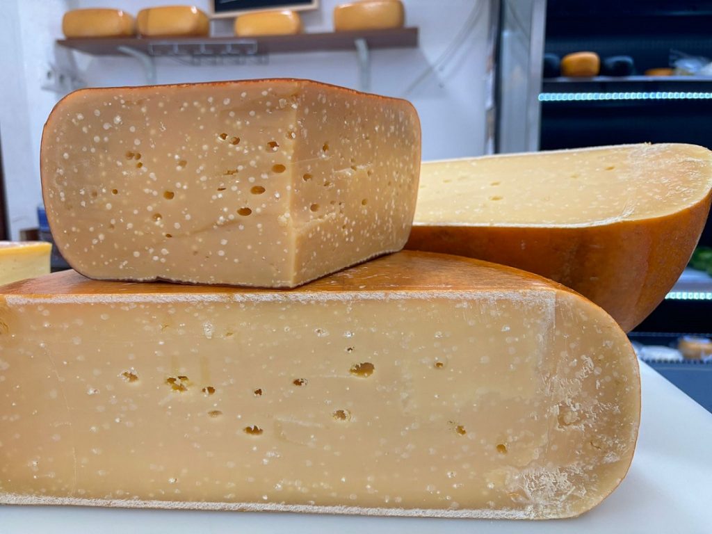 Queso Gouda viejo natural un queso de vaca versátil y lleno de carácter