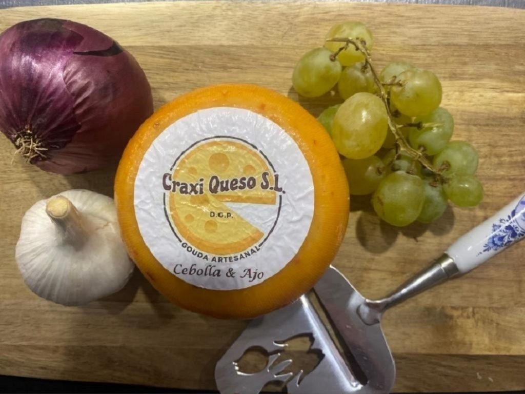 Queso semicurado con ajo de Craxi. Un queso Gouda holandés artesanal de leche cruda de vaca con ajo, cebolla, pimentón, jengibre y rábano picante.