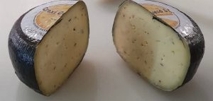 Selección premium de quesos aromatizados tipo Gouda artesanal con trufa, especias y hierbas elaborados artesanalmente con leche cruda de vaca.